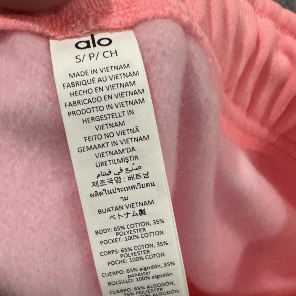 SAME DAY SHIPPING NWT AUTHENTIC ALO YOGA Neon Bubblegum Pink ACCOLADE SHORTS - Picture 10 of 10